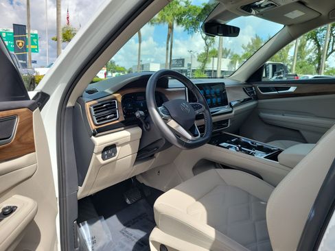 Used 2025 Volkswagen Atlas SE AWD/4WD image 9