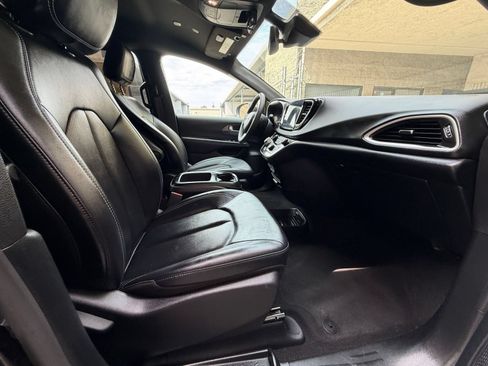 Used 2025 Chrysler Pacifica Select FWD image 34