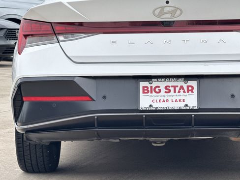 Used 2024 Hyundai Elantra Limited image 12