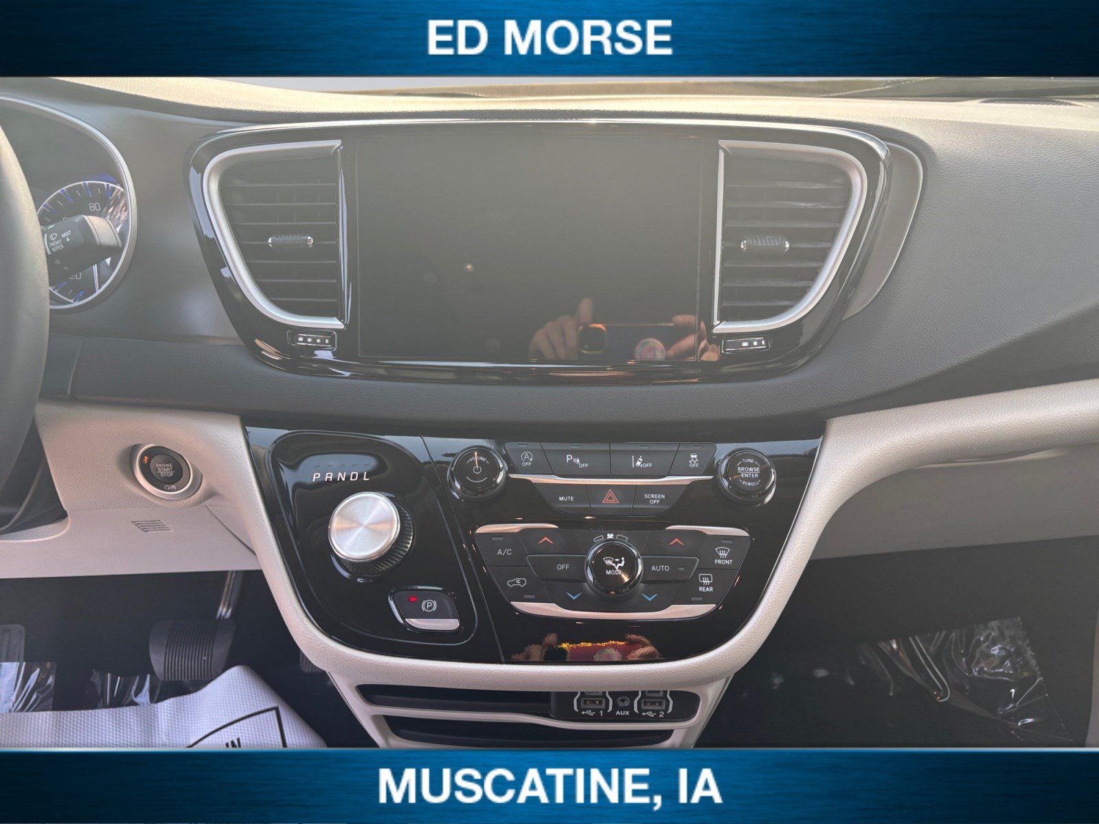Used 2024 Chrysler Pacifica Touring-L FWD image 11
