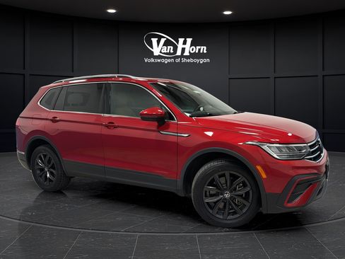 Used 2024 Volkswagen Tiguan SE AWD/4WD image 1