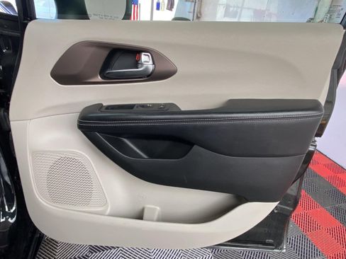 Used 2022 Chrysler Voyager LX image 7