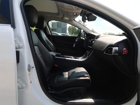 Used 2018 Jaguar XE Prestige image 22