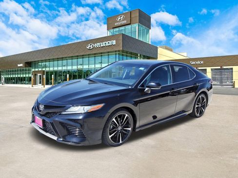 Used 2019 Toyota Camry XSE image 10