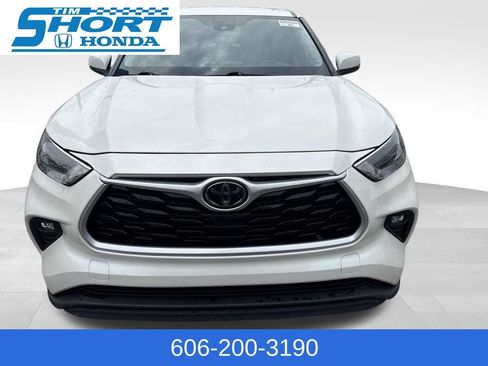 Used 2021 Toyota Highlander LE AWD/4WD image 3