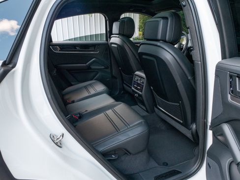 New 2025 Porsche Cayenne Turbo AWD/4WD image 39