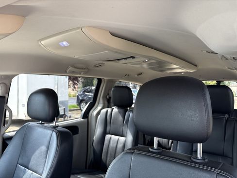 Used 2013 Chrysler Town & Country Touring-L w/ Driver Convenience Group FWD image 18