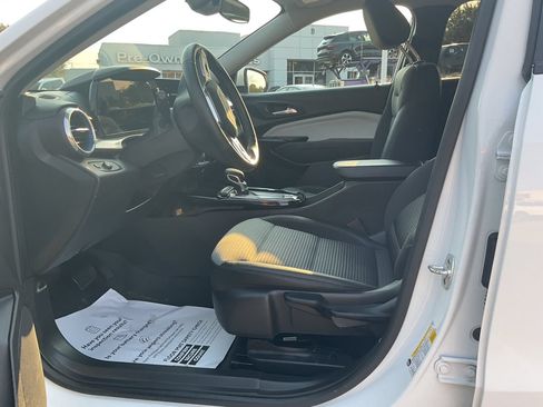 Used 2025 Chevrolet Trax LT w/ LT Convenience Package FWD image 8