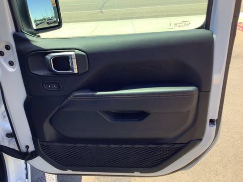 Used 2025 Jeep Wrangler Unlimited Sahara AWD/4WD image 38
