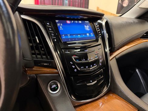 Used 2015 Cadillac Escalade Premium RWD image 25