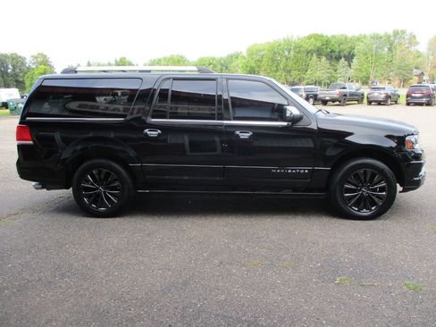 Used 2017 Lincoln Navigator L Select AWD/4WD image 10