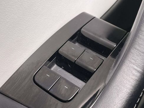 Used 2020 Tesla Model Y Long Range image 32