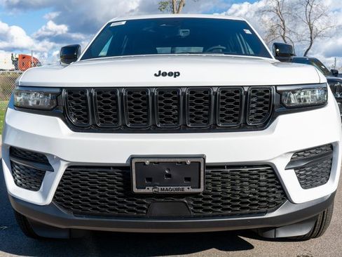 New 2025 Jeep Grand Cherokee Altitude image 3