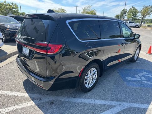 New 2026 Chrysler Pacifica Select image 31