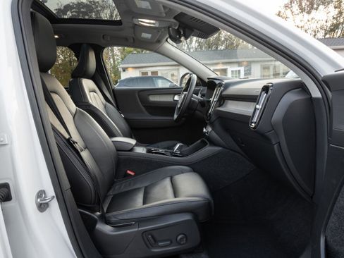 Used 2023 Volvo XC40 B5 Plus image 33