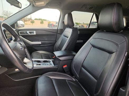 Used 2023 Ford Explorer XLT w/ Equipment Group 202A AWD/4WD image 7