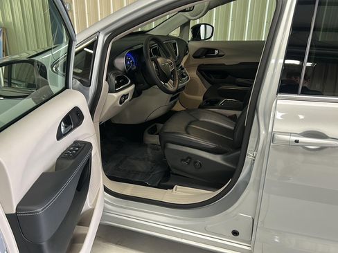 Used 2024 Chrysler Pacifica Touring-L image 11