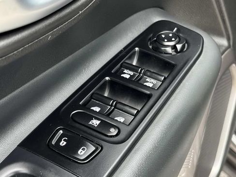 Certified 2022 Jeep Renegade Latitude w/ Convenience Group AWD/4WD image 30