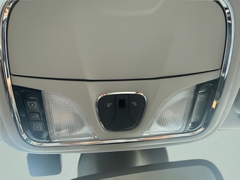 Used 2022 Jeep Cherokee Limited w/ Elite Package AWD/4WD image 23
