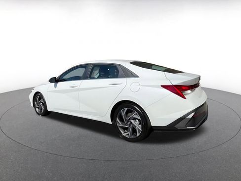 Used 2025 Hyundai Elantra Limited image 10