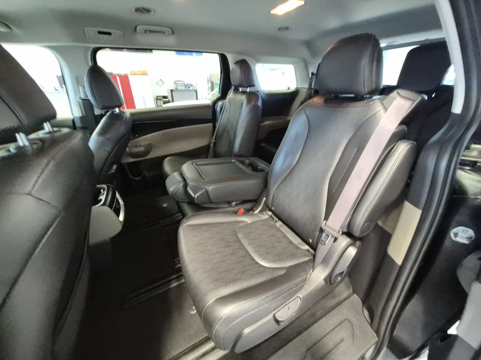 Used 2025 Kia Carnival FWD image 13
