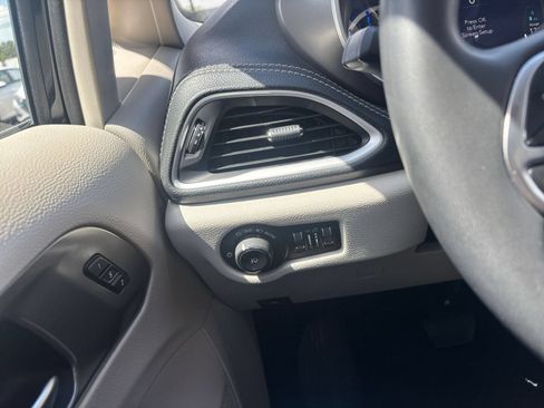 Used 2023 Chrysler Pacifica Touring-L FWD image 37