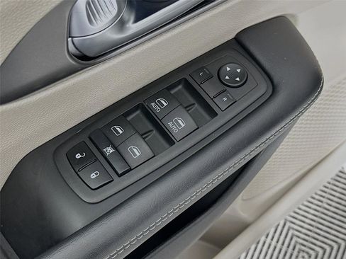 Used 2023 Chrysler Pacifica Touring-L FWD image 20