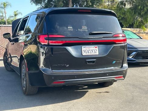 Used 2023 Chrysler Pacifica Limited w/ Uconnect Theater Family Group FWD image 1
