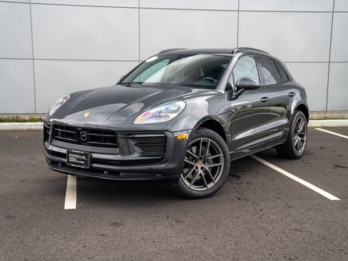 Certified 2025 Porsche Macan image 1