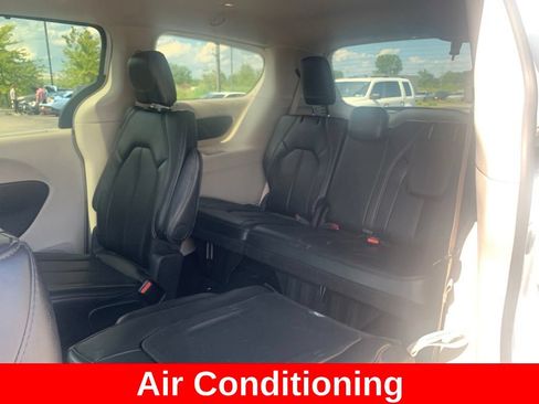 Used 2024 Chrysler Pacifica Touring-L FWD image 11