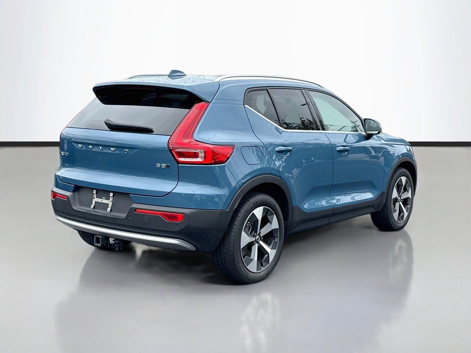 Used 2024 Volvo XC40 B5 Plus AWD/4WD image 7