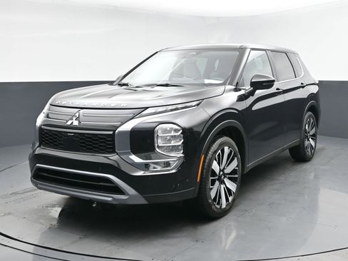 New 2026 Mitsubishi Outlander LE image 1