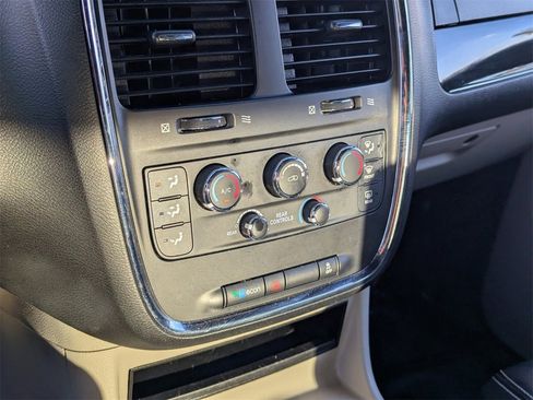 Used 2019 Dodge Grand Caravan SXT image 26