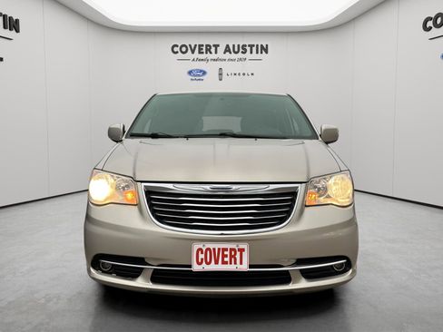 Used 2016 Chrysler Town & Country Touring image 8