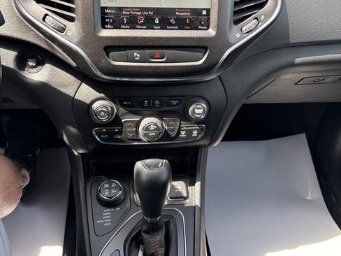 Used 2019 Jeep Cherokee Trailhawk w/ Cold Weather Group AWD/4WD image 15