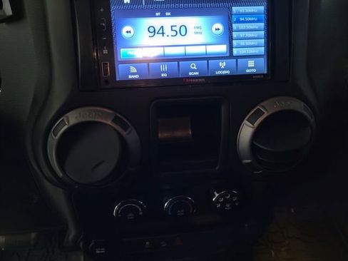 Used 2015 Jeep Wrangler Unlimited Sport image 33