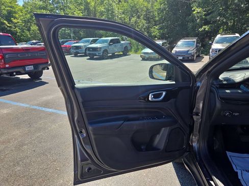 Used 2023 Jeep Compass Latitude AWD/4WD image 5