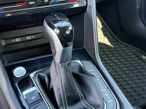 Used 2025 Volkswagen Taos SE image 19