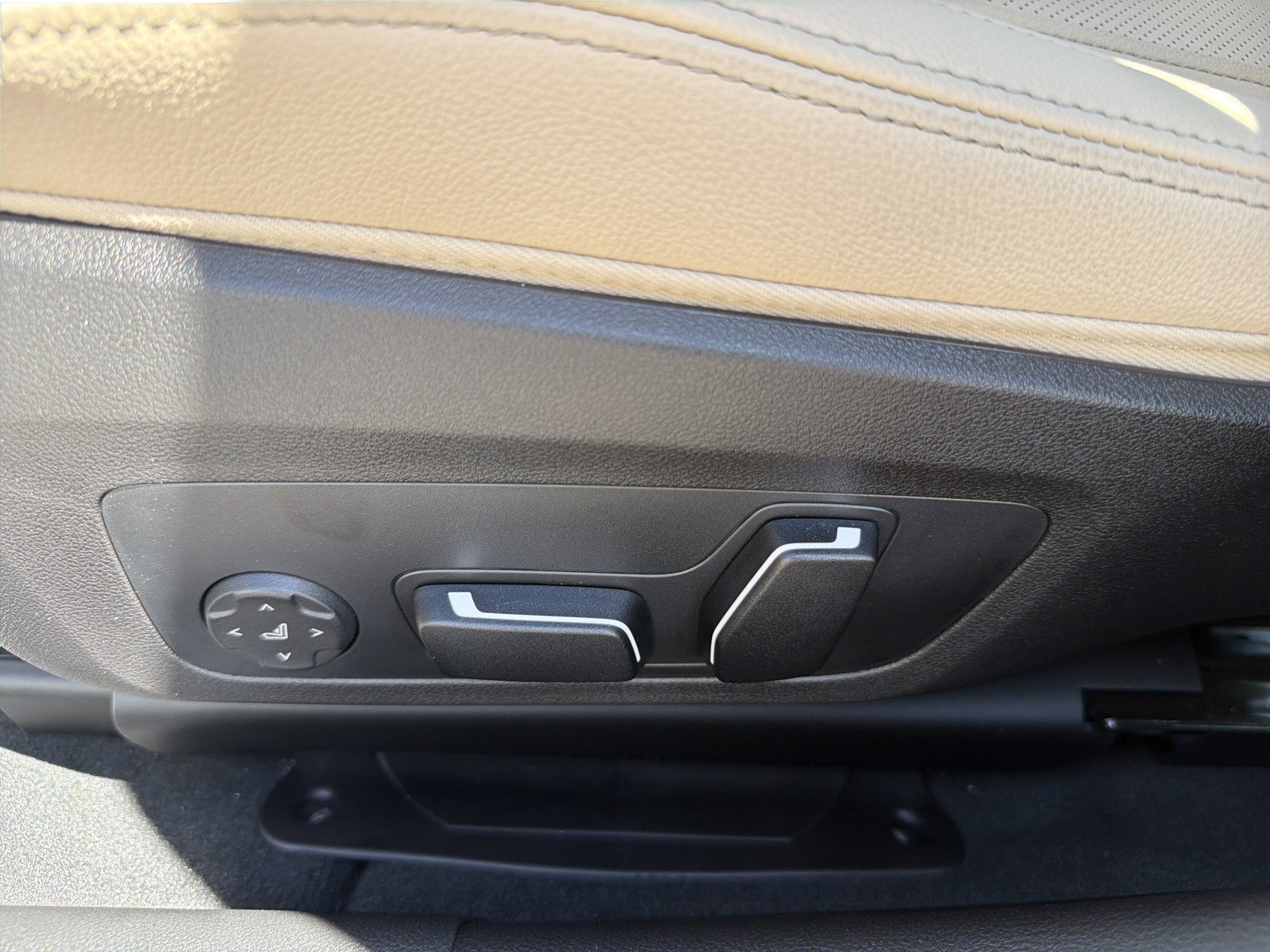 New 2026 BMW 330i Sedan w/ M Sport Package RWD image 24
