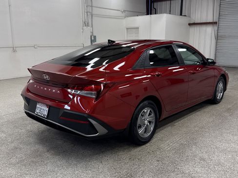 Used 2025 Hyundai Elantra SE image 17
