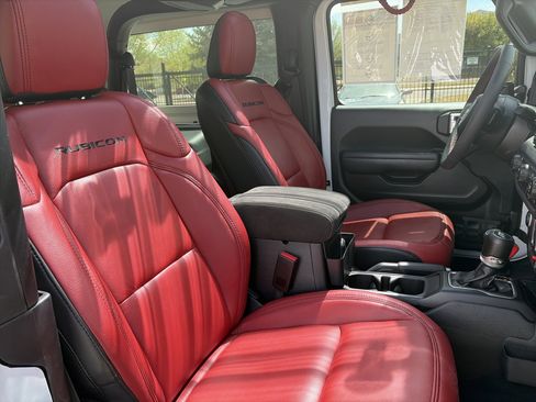 Used 2024 Jeep Wrangler Rubicon w/ Technology Group image 28