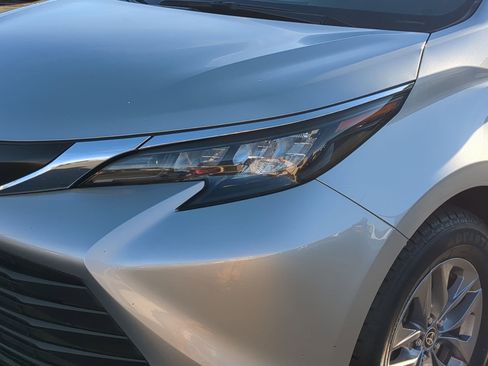 Used 2024 Toyota Sienna LE image 12