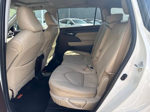 Used 2021 Toyota Highlander XLE AWD/4WD image 15