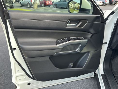 Used 2024 Nissan Pathfinder SL image 14