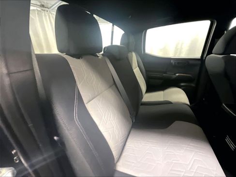 Used 2022 Toyota Tacoma TRD Off-Road image 16