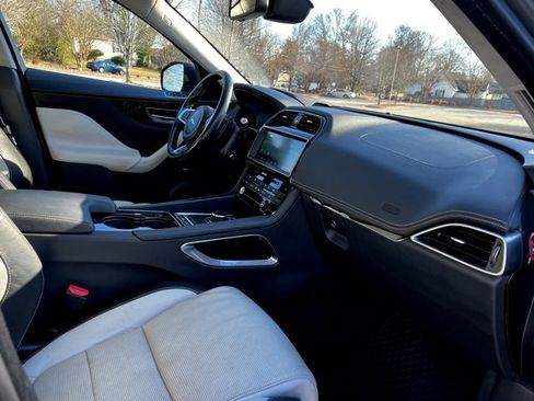 Used 2017 Jaguar F-PACE R-Sport image 23