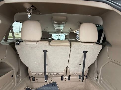 Used 2015 Chrysler Town & Country Touring image 30