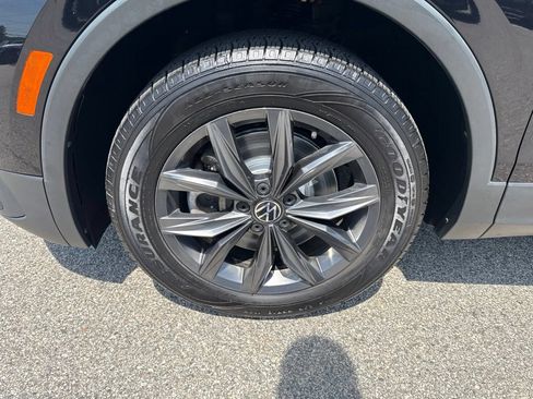 Used 2022 Volkswagen Tiguan SE w/ Panoramic Sunroof Package AWD/4WD image 9