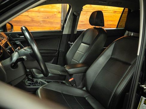Used 2018 Volkswagen Tiguan SE w/ Panoramic Sunroof Package FWD image 9