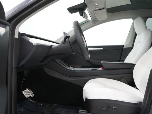 Used 2022 Tesla Model Y Performance image 22